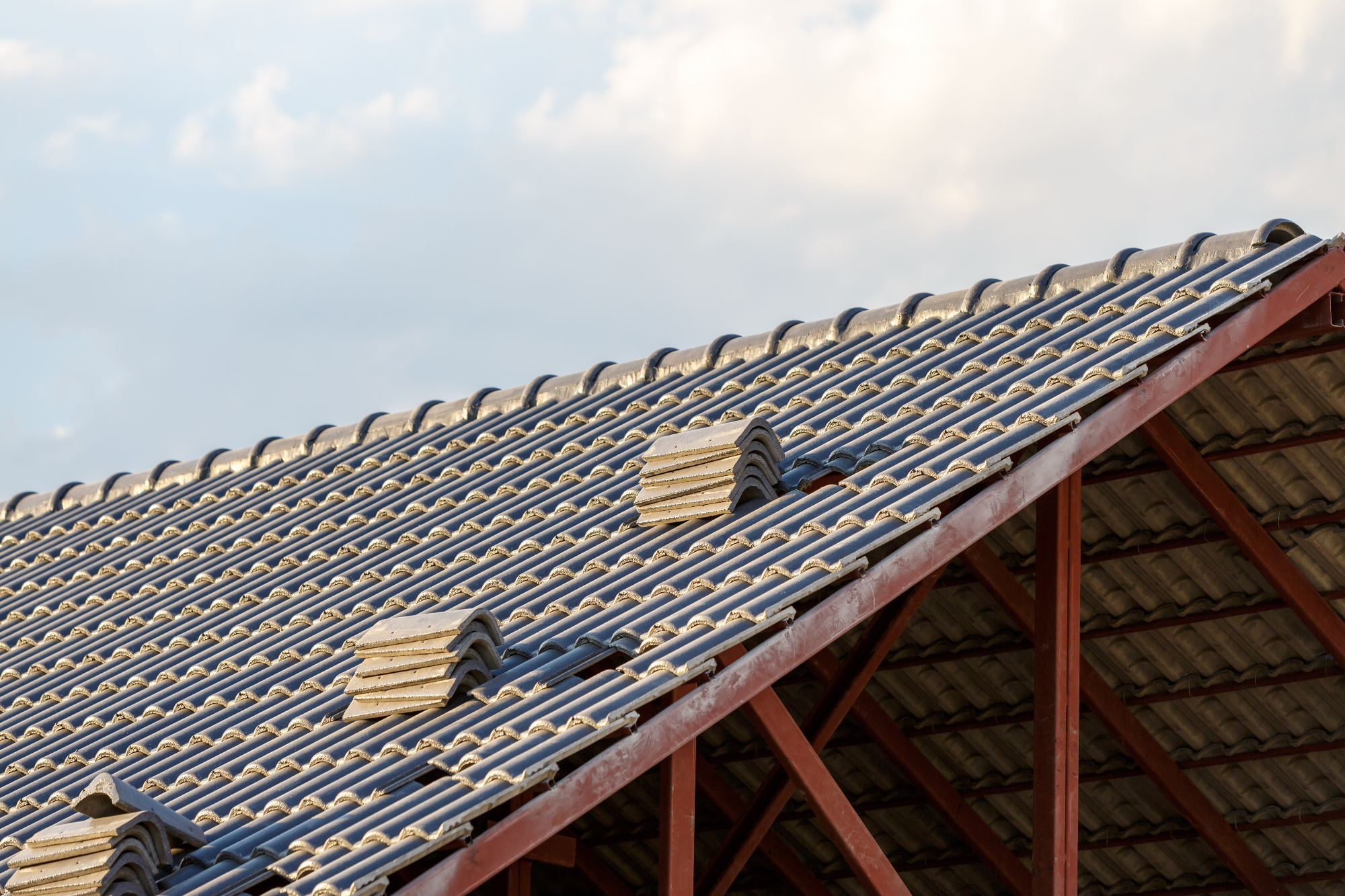 Zakaj je ustrezna strešna kritina pomemben del do trajne in funkcionalne strehe?